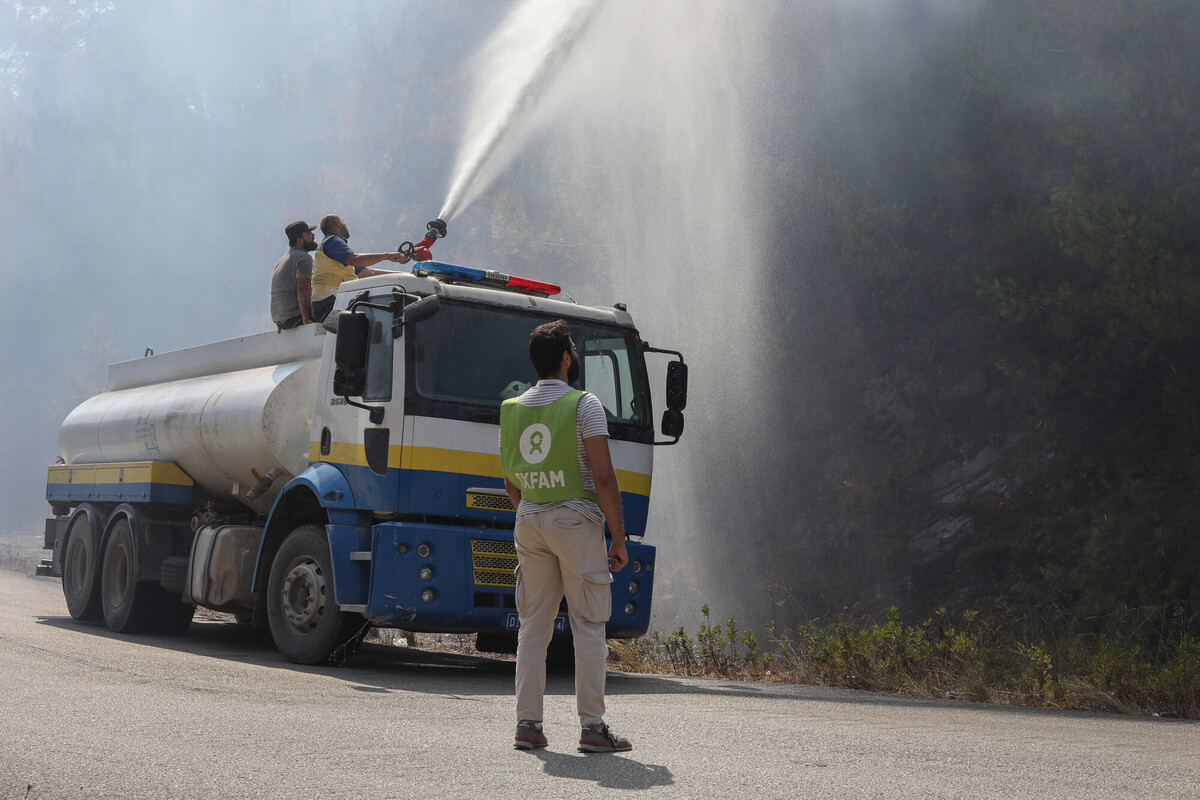 Gli incendi di questa estate, causati da caldo estremo e forti venti hanno distrutto foreste, campi coltivati e villaggi. Foto: Islam Mardini/Oxfam