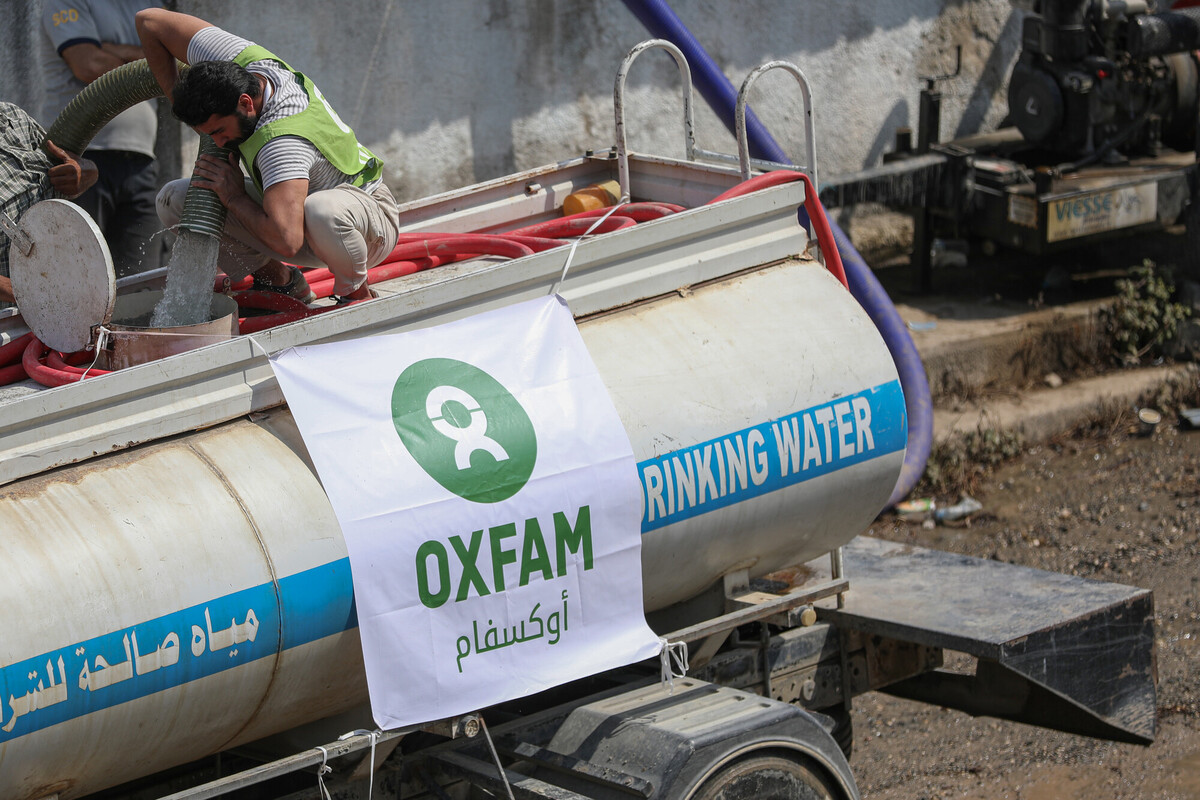 Un membro dello staff di Oxfam riempie un'autocisterna a Ballouran, nella zona rurale di Latakia. Credit: Islam Mardini/Oxfam