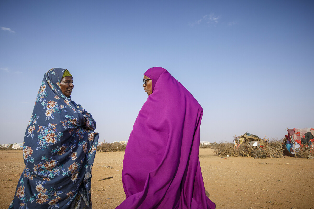 Ibado durante il suo giro quotidiano per visitare gli sfollati interni in un campo vicino a Oog. Ibado (vestito viola, occhiali) vive nel villaggio di Oog, vicino a Burao, in Somaliland. Assiste gli sfollati interni vittime della siccità in corso nel Corno d'Africa. Credit: Petterik Wiggers/Oxfam Novib
