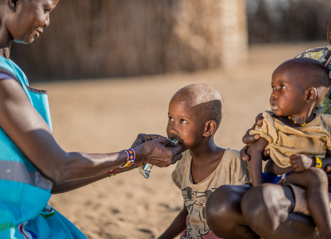 Lomuto Eloiloi (promotore della salute della comunità) fornisce integratori alimentari ai bambini di Narengewoi, Turkana. Credit: Andrew Mboya/Oxfam