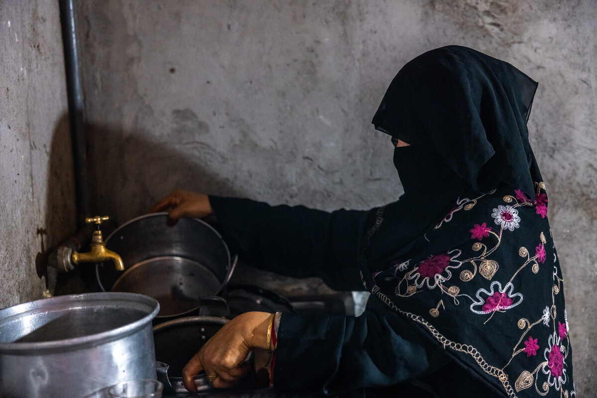 Nella sua cucina, Moniat lava i piatti con facilità, grazie all'acqua che scorre senza sforzo dal rubinetto: una comodità semplice ma che cambia la vita, resa possibile dal progetto. Credit: Ahmed Al-Basha / Oxfam Intermón
