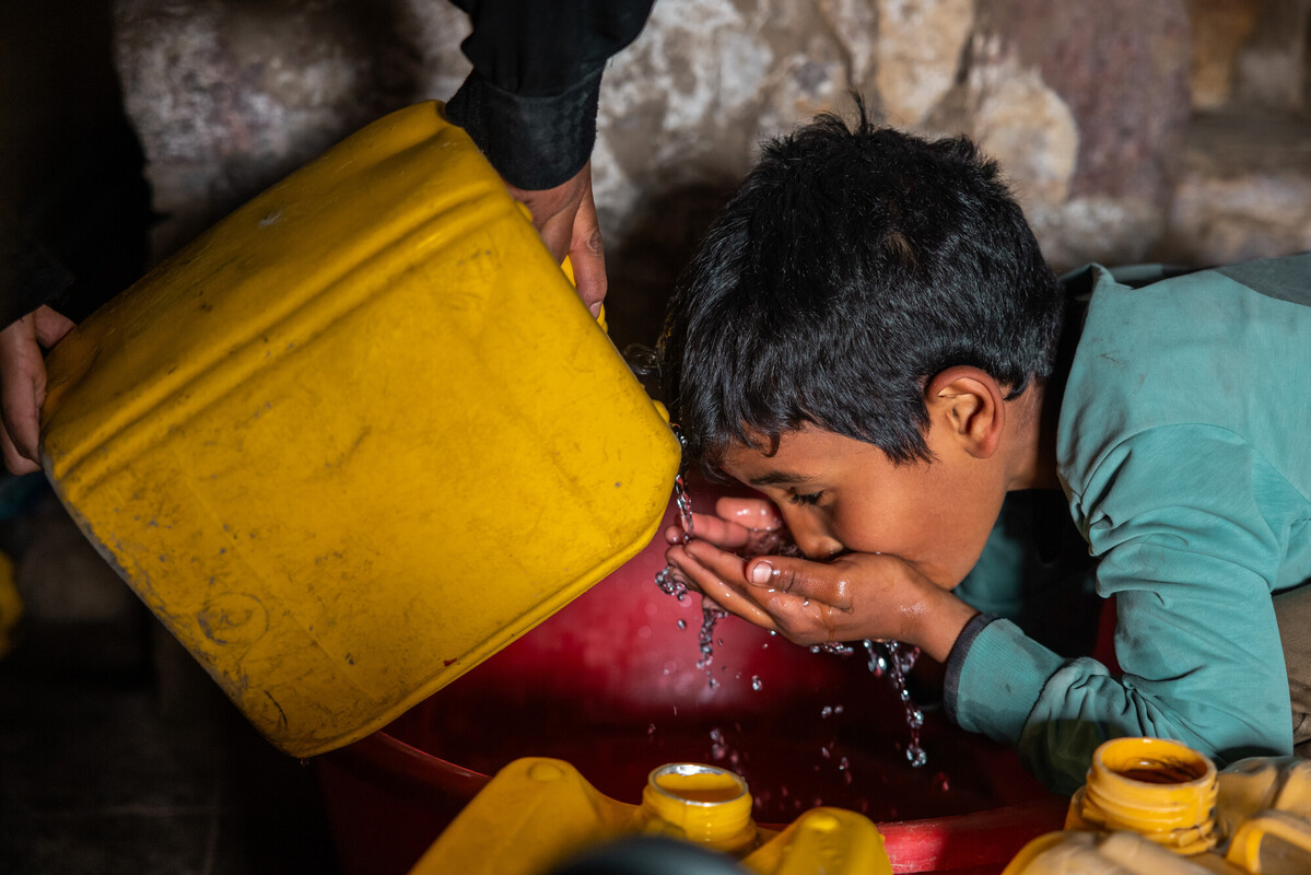 Il figlio di Warda Abdo si lava il viso con l'acqua che ha attinto dal pozzo vicino nel distretto di Al Shamayatain. Credit: Ahmed Al-Basha / Oxfam Intermón