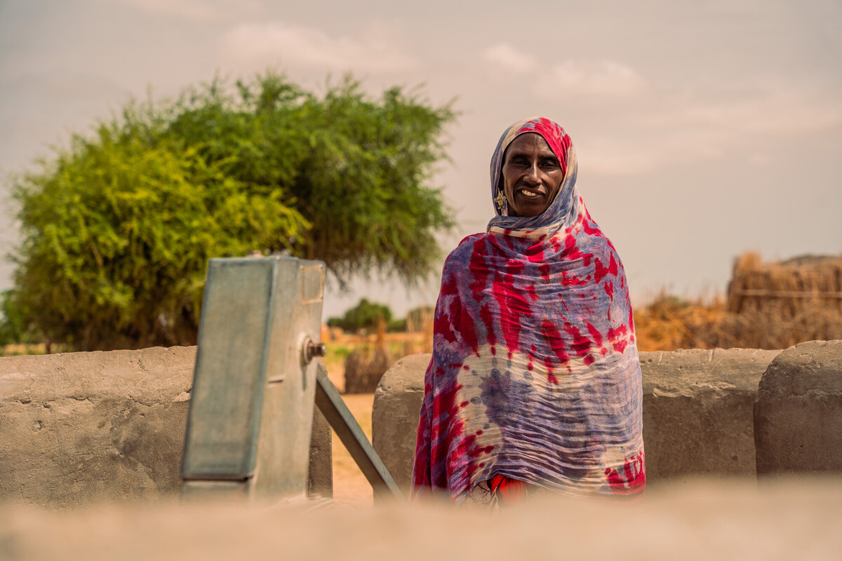 Hadissa Djoko Moutta è stata costretta a fuggire da casa a causa della crisi climatica. La donna, 40 anni, ora vive a Koula-Mainarom, in Ciad. La si può vedere mentre prende l'acqua in una delle installazioni idriche di Oxfam. Credit: Adam Kraglaye/Oxfam