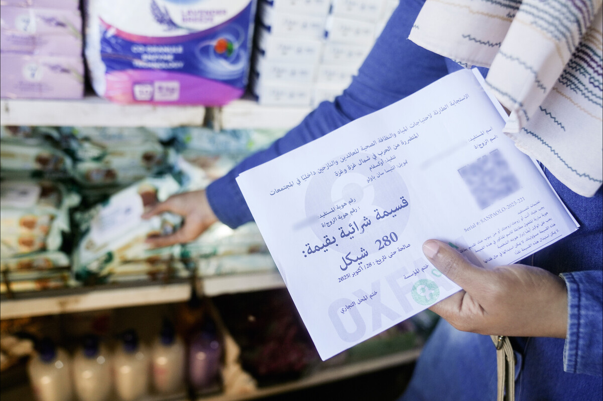 La distribuzione di voucher articoli per l’igiene personale è una delle attività cruciali del nostro lavoro. Foto: Mosab Al-Borno/ Alef Multimedia/ Oxfam