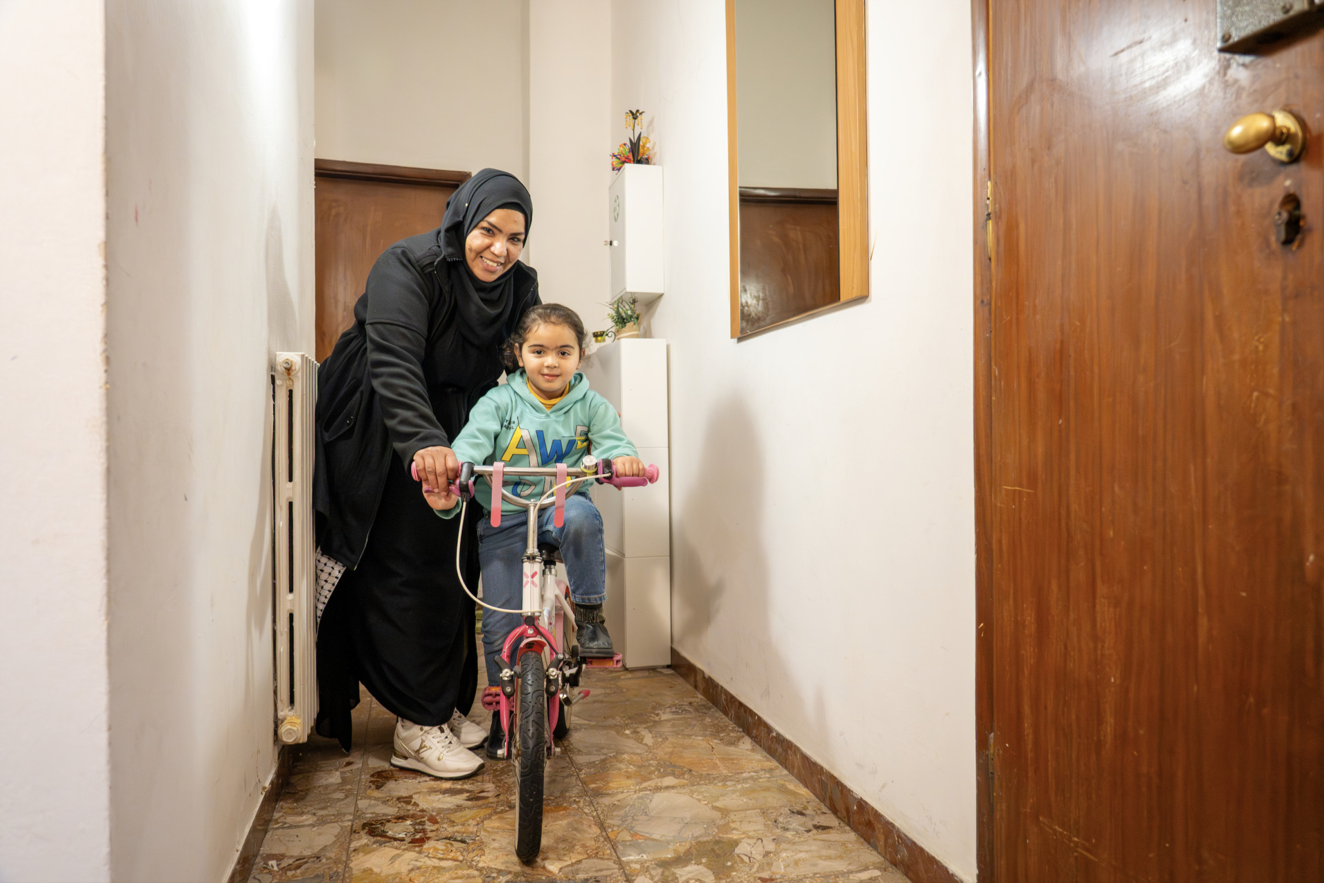Taha Suha Samih Mahamud con la figlia più piccola (Hana, 5 anni) nella loro casa a Empoli, Firenze. Foto: Annalisa Ausilio/Oxfam 