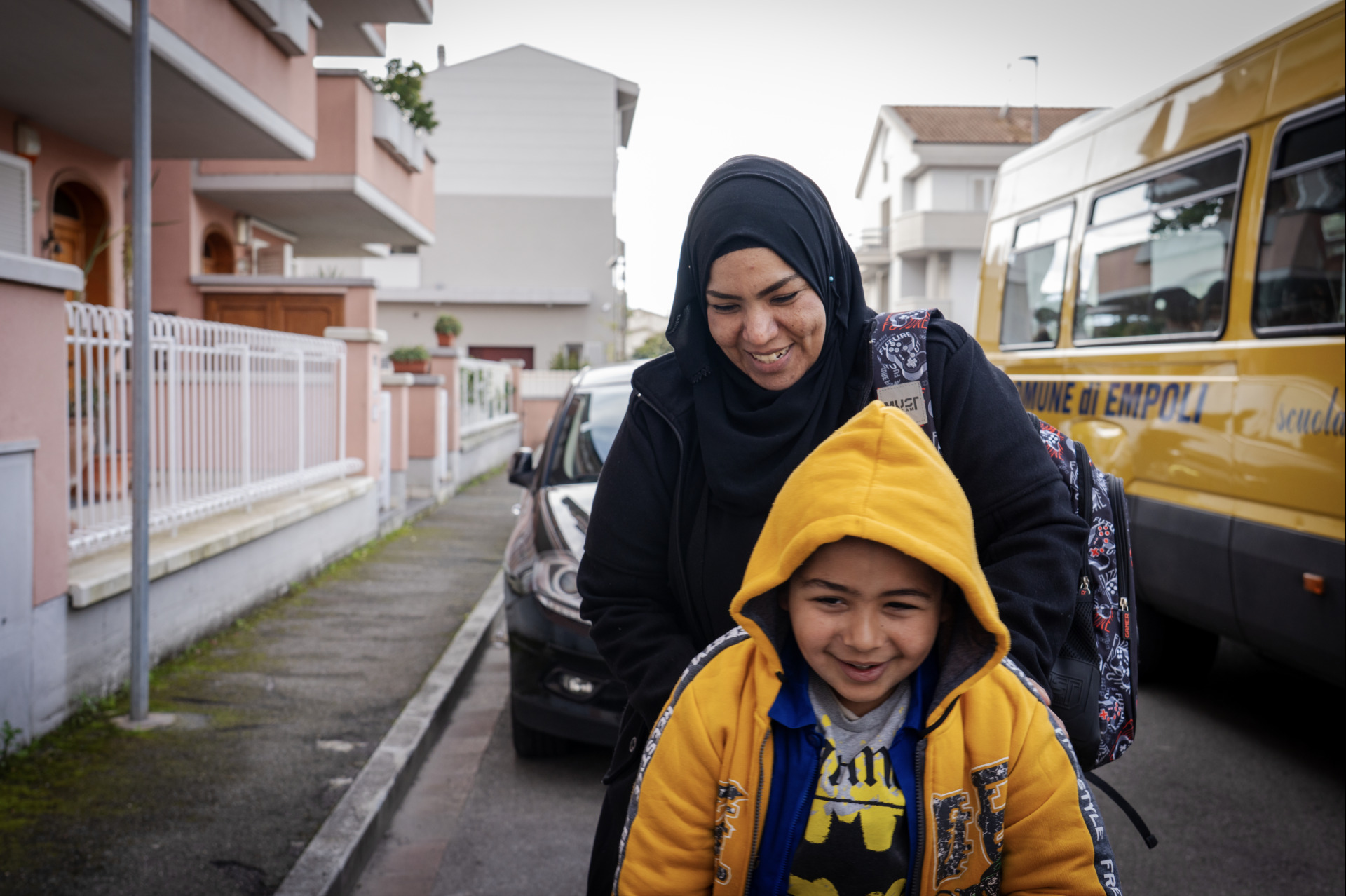 Taha Suha Samih Mahamud va a prendere il suo terzo figlio dopo la scuola a Empoli, Firenze. Foto: Annalisa Ausilio/Oxfam 