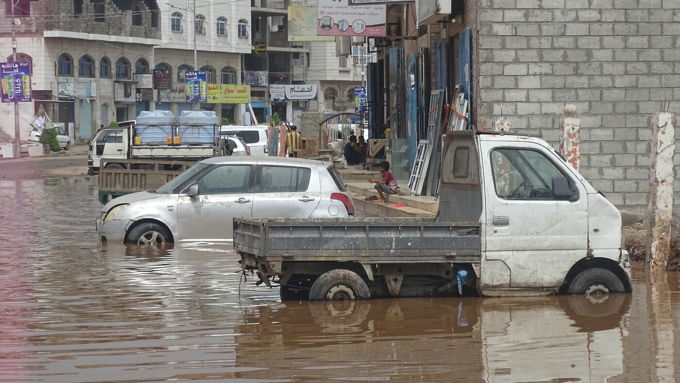 Dopo le devastanti inondazioni che hanno colpito alcune zone di Aden, nello Yemen meridionale, le strade si sono trasformate in fiumi, l'acqua ha allagato case e negozi e i residenti faticano a far fronte alla situazione. Credit: Abdulbari Othaman/Oxfam