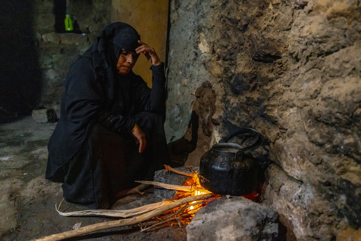 Warda Abdo nella casa in cui vive, nel distretto di Al Shamayatain, a Taiz. La sua famiglia sta affrontando gravi difficoltà dopo che il marito si è gravemente ammalato, lasciando Warda come unica responsabile della cura della famiglia. Sopravvivono grazie alla generosità degli altri, ma non è sufficiente. Credit: Ahmed Al-Basha / Oxfam Intermón