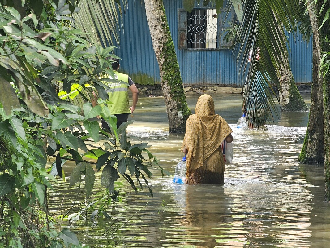Una donna riceve da Oxfam scorte essenziali di acqua pulita, soluzioni di somministrazione orale e cibo secco, che portano a lei e alla sua famiglia un sollievo tanto necessario. Credit: Oxfam