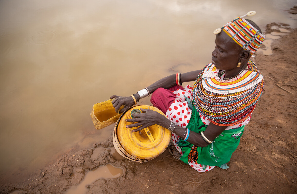 Diboya Maro raccoglie acqua da uno stagno nel villaggio di Ongeli, a Marsabit in Kenya. La sua famiglia ha ricevuto serbatoi per la conservazione dell’acqua, filtri potabili e latrine scavate, migliorando significativamente il loro accesso ad acqua sicura e a servizi igienico-sanitari adeguati. Foto: Andrew Mboya/Oxfam 