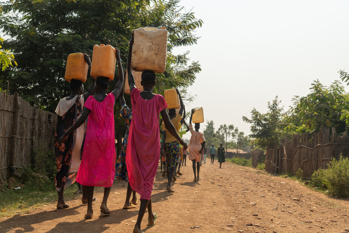 Foto: Un gruppo di donne trasporta taniche d’acqua nel campo profughi di Nguenyyiel, a Gambella. Maheder Haileselassie/Oxfam 