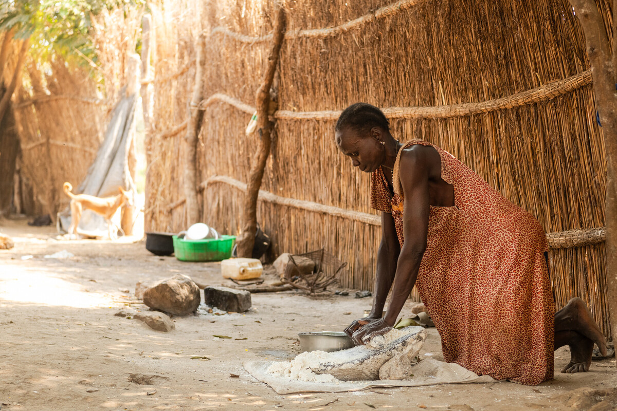 Nyaruach Gach, 40 anni e madre di otto figli, macina il mais nel campo di Nguenyyiel, a Gambella, che accoglie migliaia di rifugiati sudsudanesi in Etiopia. Credit: Maheder Haileselassie/Oxfam 