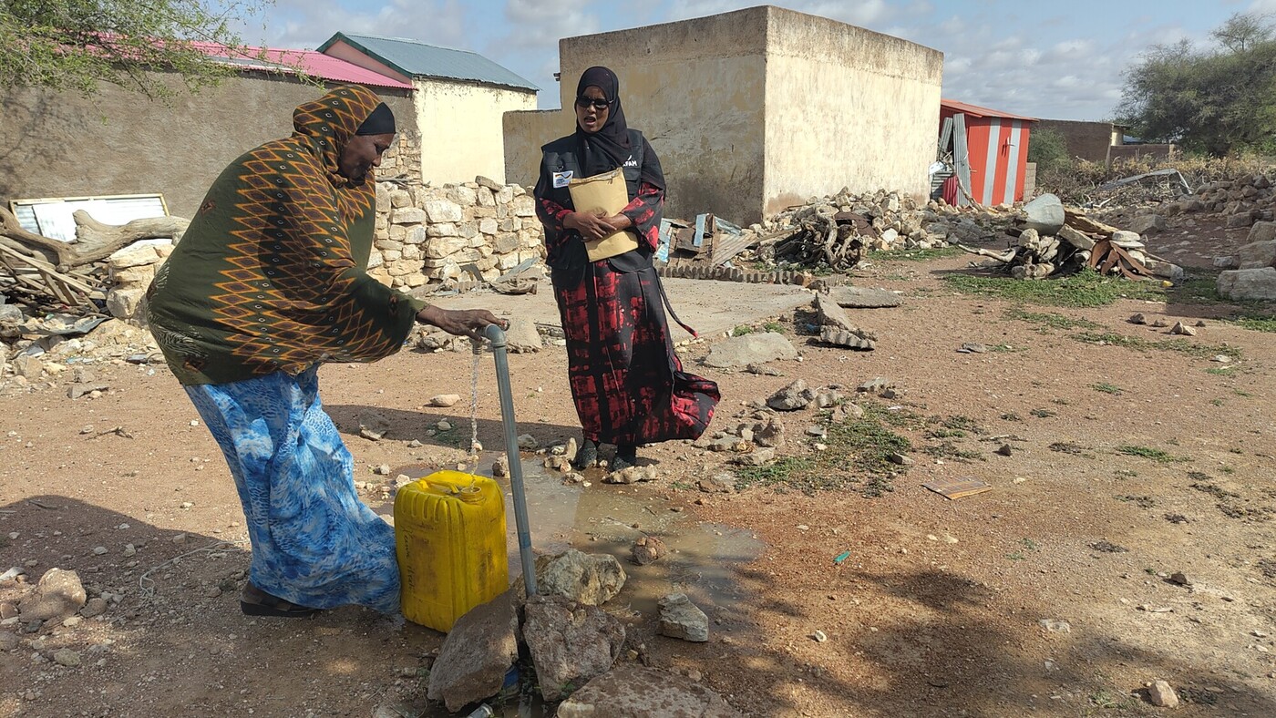 Hawa, madre e residente del villaggio, usa il rubinetto per raccogliere acqua pulita dal nuovo sistema di desalinizzazione di Ceeldhaab. Credit: Hassan Siyad/Oxfam