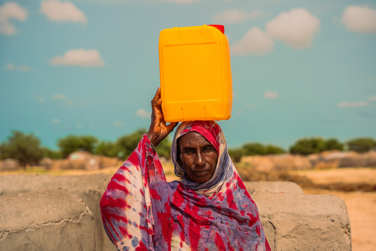 Hadissa Djoko Moutta è stata costretta a fuggire da casa a causa della crisi climatica. La donna, 40 anni, ora vive a Koula-Mainarom, in Ciad. La si può vedere mentre prende l'acqua in una delle installazioni idriche di Oxfam. Credit: Adam Kraglaye/Oxfam