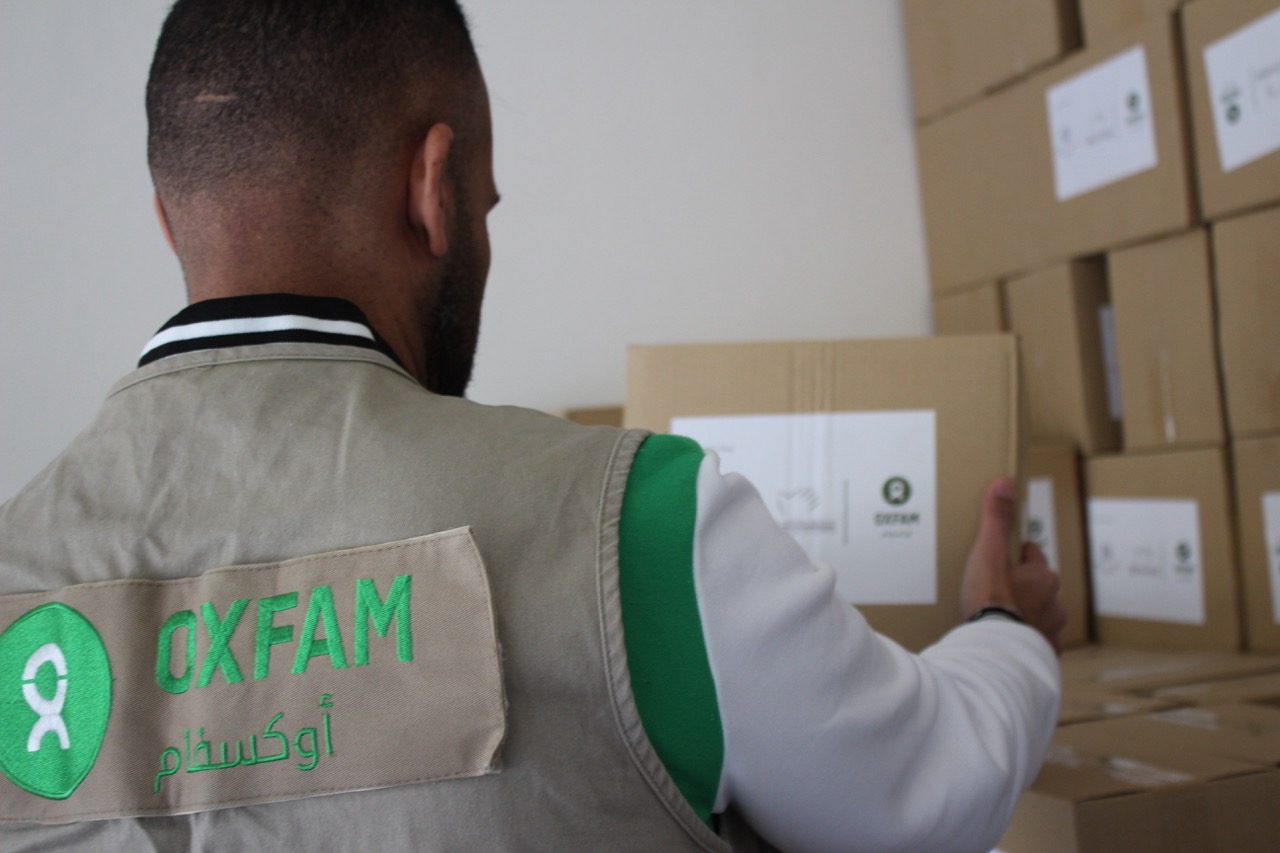 operatore oxfam che consegna aiuti in risposta all’emergenza in Libano