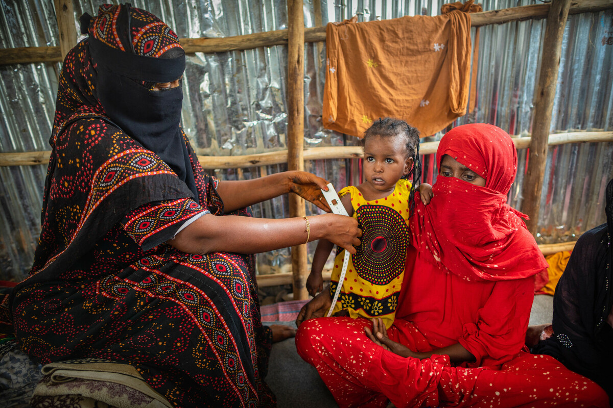 Etiopia. Promotrici di salute come Fatuma sono indispensabili per aiutare le madri come Zahara a combattere la malnutrizione. Foto: Petterik Wiggers/Oxfam