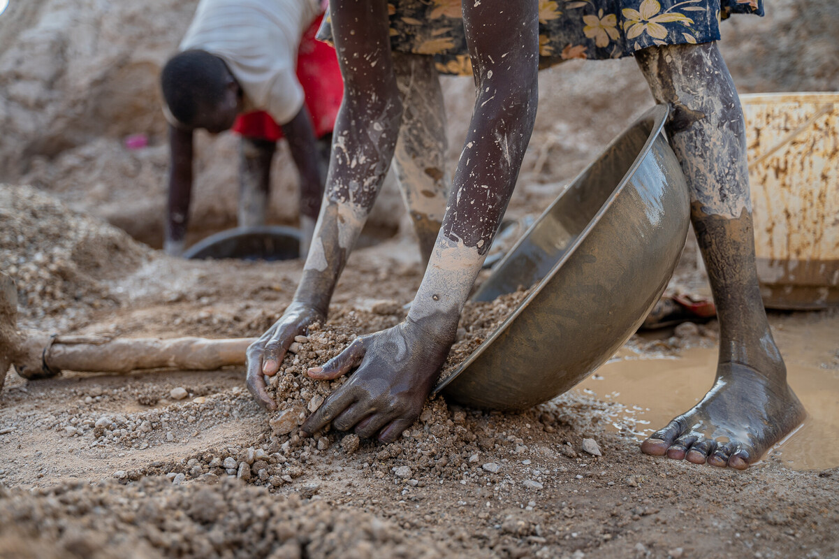 Kenya. Tra i minatori ci sono moltissime donne, costrette a spaccare e trasportare rocce per cercare l’oro dietro un minimo compenso. Foto: Victor Wahome/Oxfam