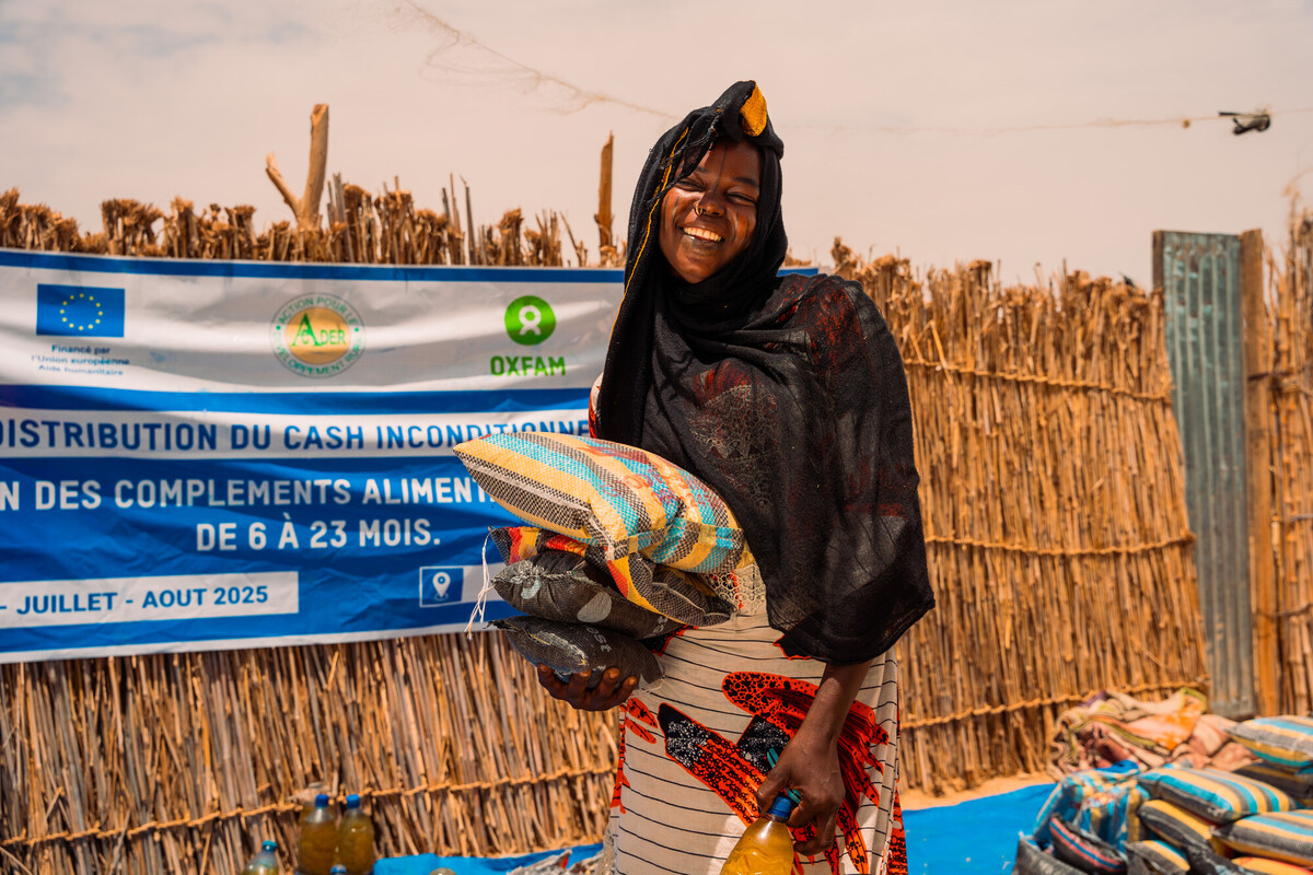 Chad. Grazie al cibo ricevuto Kaka, una madre di 30 anni, è oggi in grado di sfamare i suoi bambini. Foto: Adam Kraglaye/Oxfam