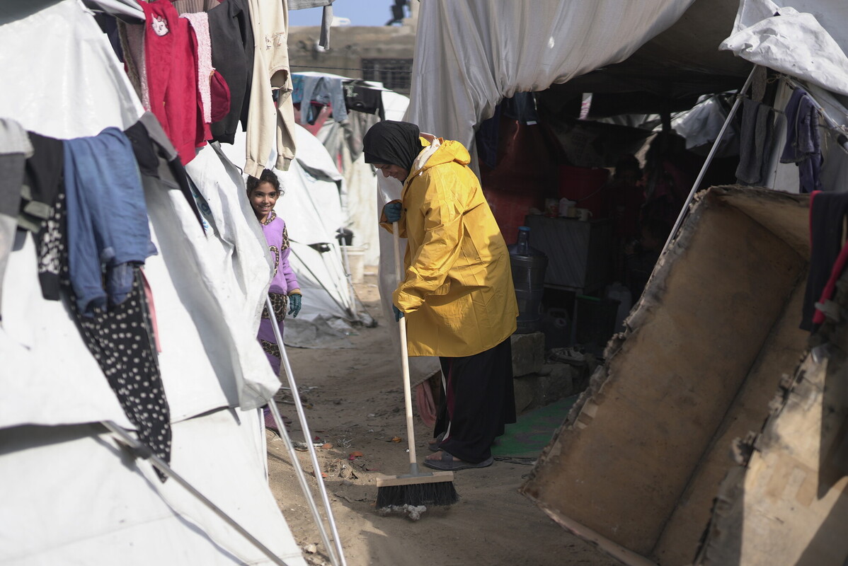 Abitanti di un campo improvvisato per rifugiati a Gaza City partecipano a un'iniziativa per la pulizia insieme ad altre persone che vivono nello stesso accampamento. Credit: Hassona Aljerjawie/ Alef Multimedia Company/ Oxfam 