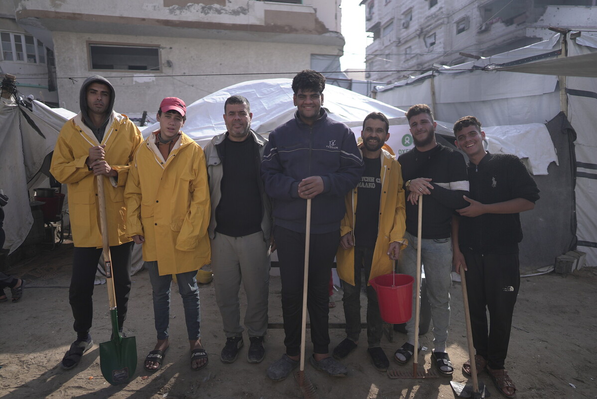 Abitanti di un campo improvvisato per rifugiati a Gaza City partecipano a un'iniziativa per la pulizia insieme ad altre persone che vivono nello stesso accampamento. Credit: Hassona Aljerjawie/ Alef Multimedia Company/ Oxfam