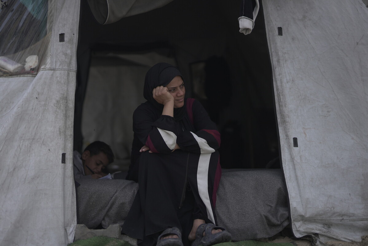Niveen, una partecipante al programma WASH, è seduta all'interno della sua tenda in un accampamento di fortuna a Gaza City. Credit: Hassona Aljerjawie/ Alef Multimedia Company/ Oxfam 