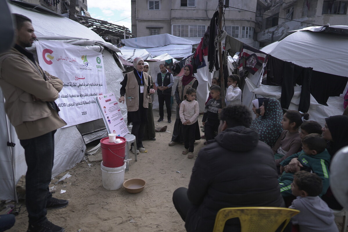 Gli operatori sanitari partner di Oxfam conducono una sessione di promozione della salute in un campo spontaneo per rifugiati a Gaza City. Credit: Hassona Aljerjawie/ Alef Multimedia Company/ Oxfam
