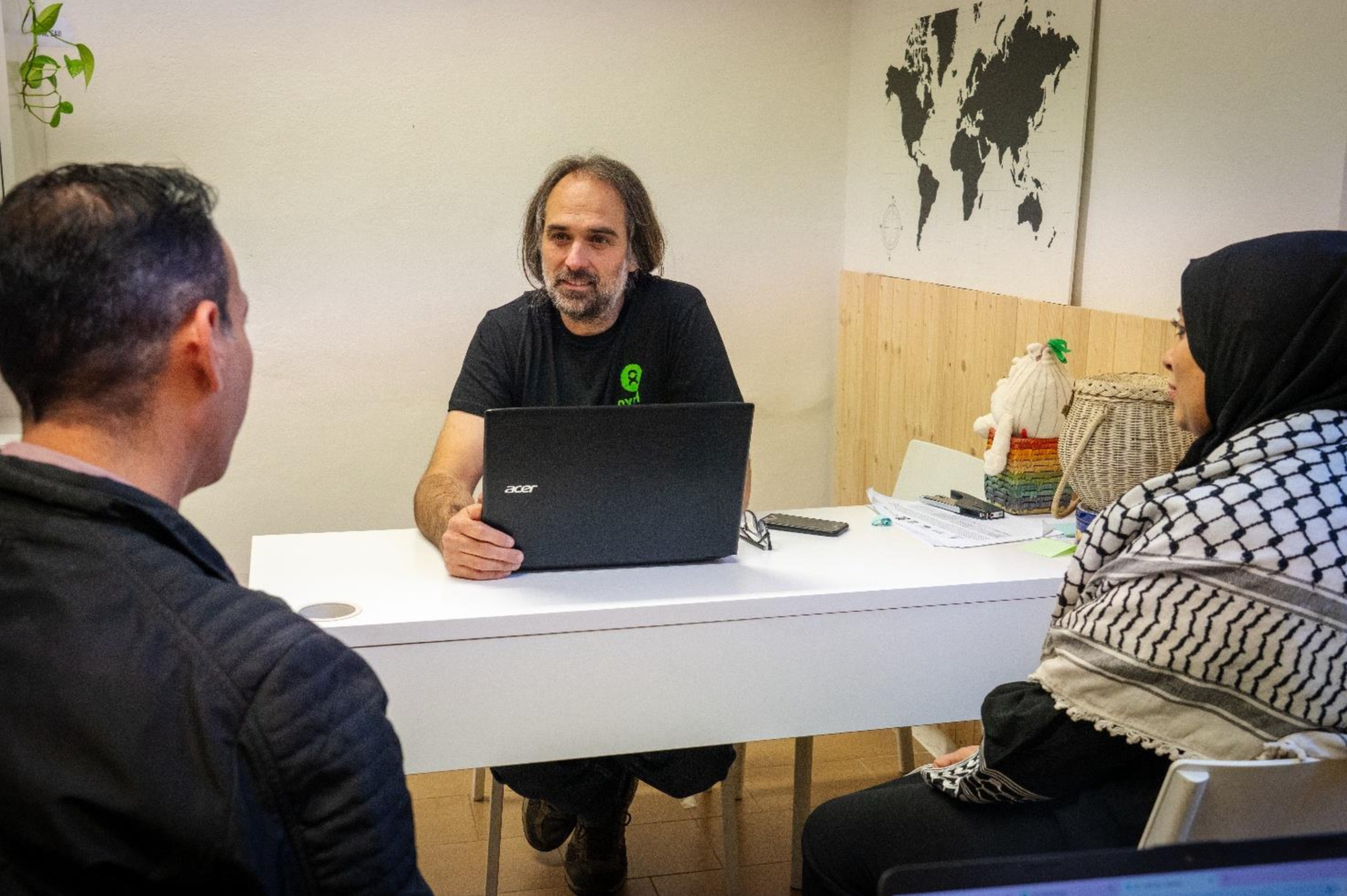 Wafaa e Mohammed negli uffici di Oxfam a Empoli, Firenze. Foto: Annalisa Ausilio/Oxfam