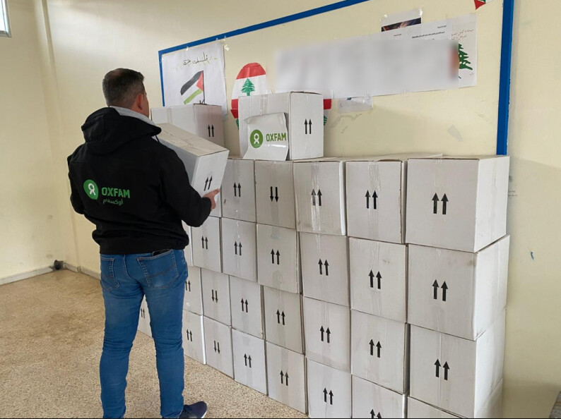 Il nostro staff nella valle della Bekaa prepara una distribuzione di kit igienici, destinati alle persone accolte in 62 centri collettivi dopo essere state costrette a fuggire dall’escalation del conflitto.
