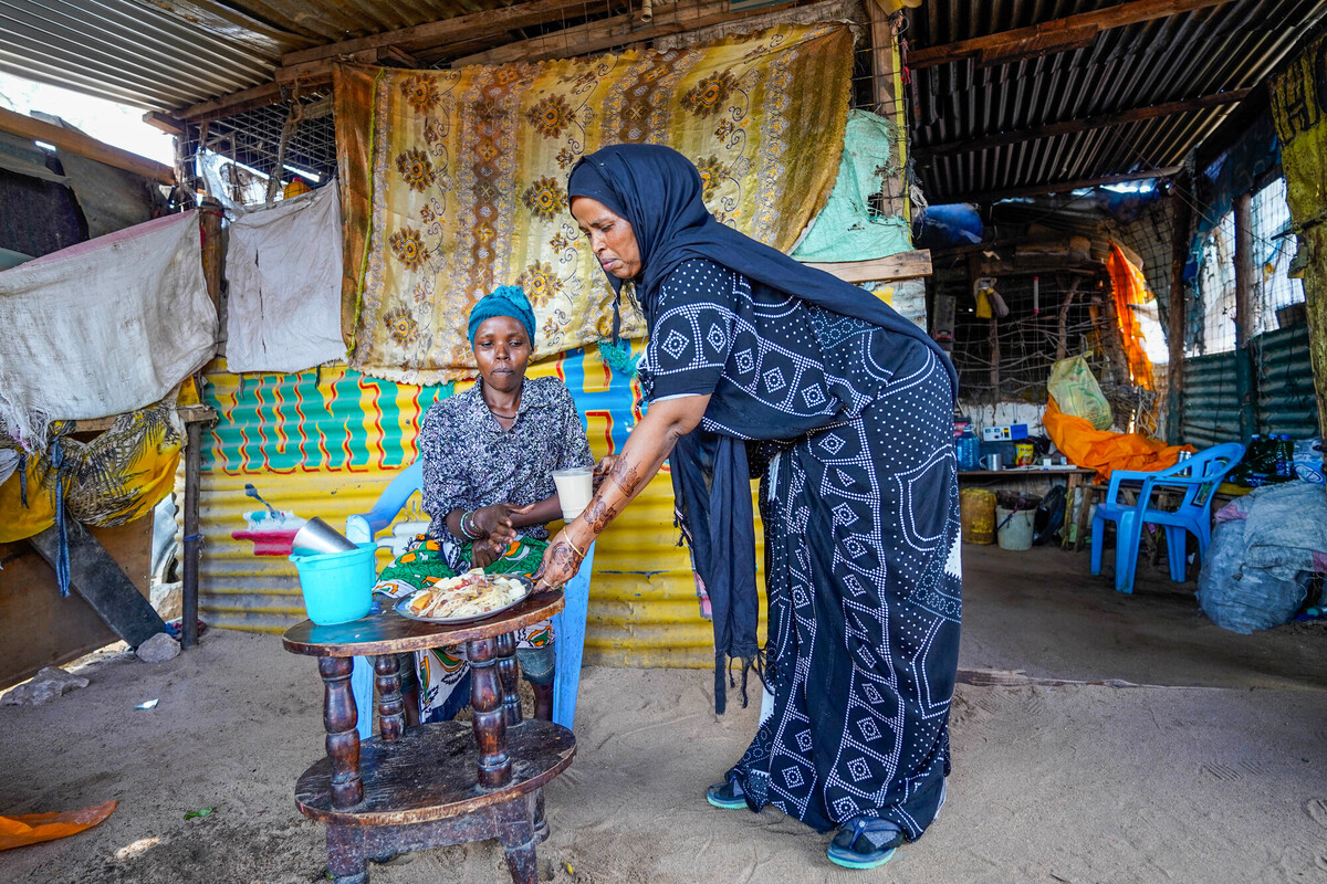 Siyadha mentre serve una cliente al suo hotel. Credit: James Ekwam /Oxfam