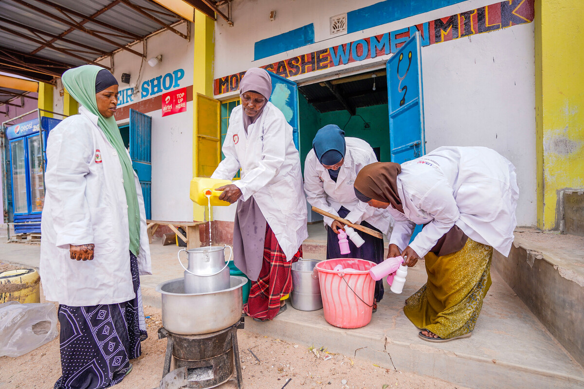 Siyadha (sinistra) e le altre donne del Modogashe Women Milk Group mentre preparano lo yogurt. Credit: James Ekwam/ Oxfam
