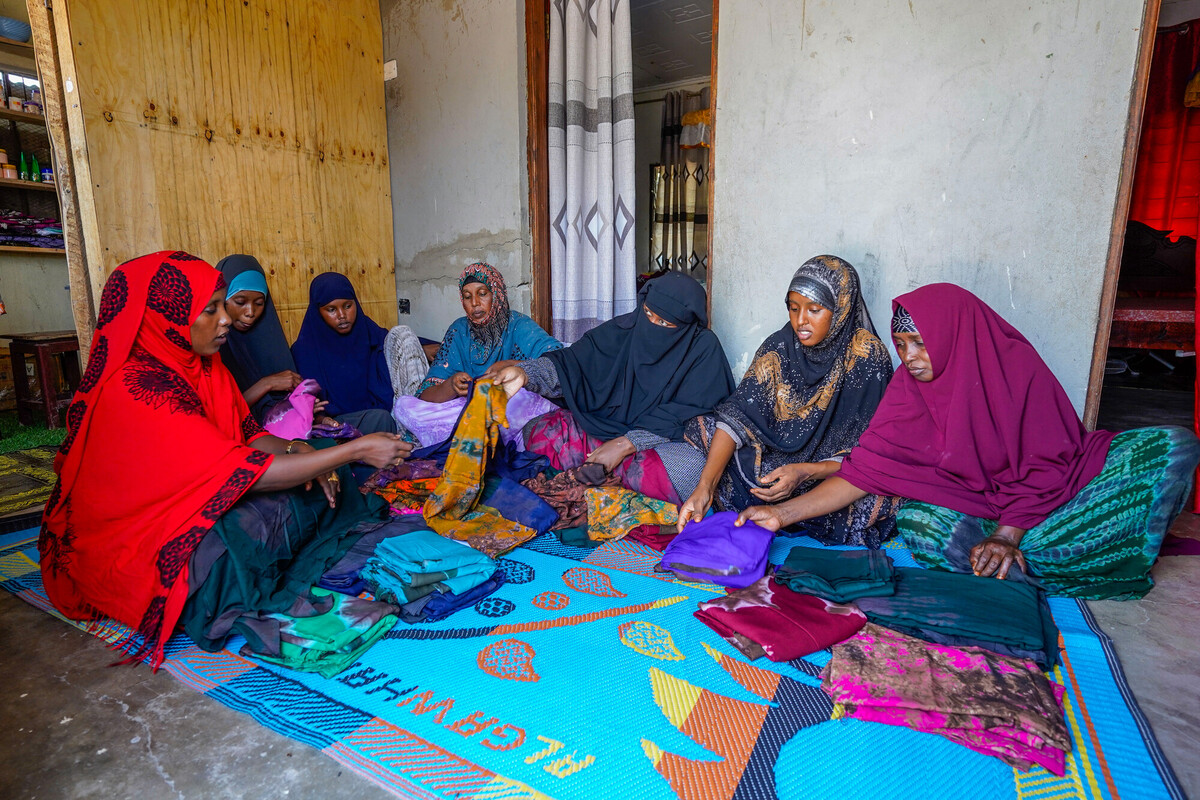 Le donne del Development Girls Group durante il loro incontro settimanale. Credit: James Ekwam/ Oxfam