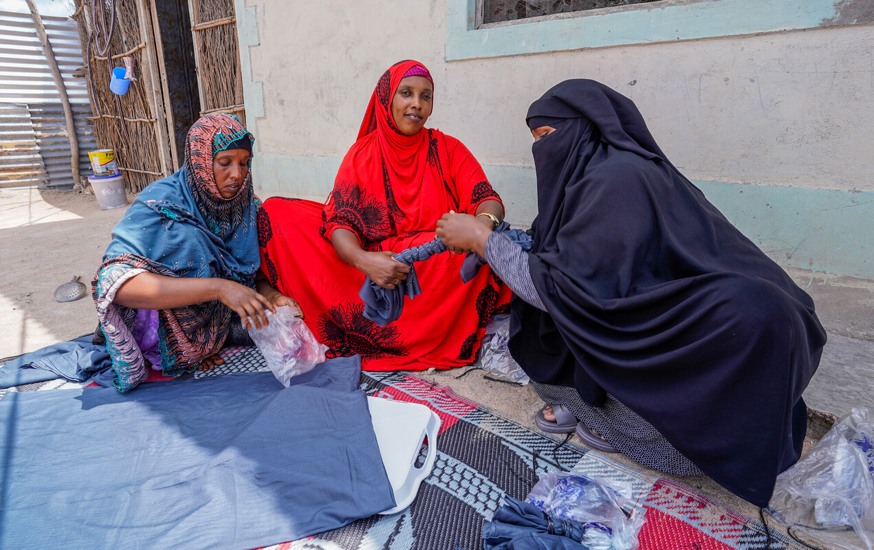 Le donne del Development Girls Group, guidate dalla loro presidente, preparano abiti appena tinti con decorazioni artigianali nel laboratorio di sartoria del gruppo a Masalani, nella contea di Garissa. Credit: James Ekwam/ Oxfam