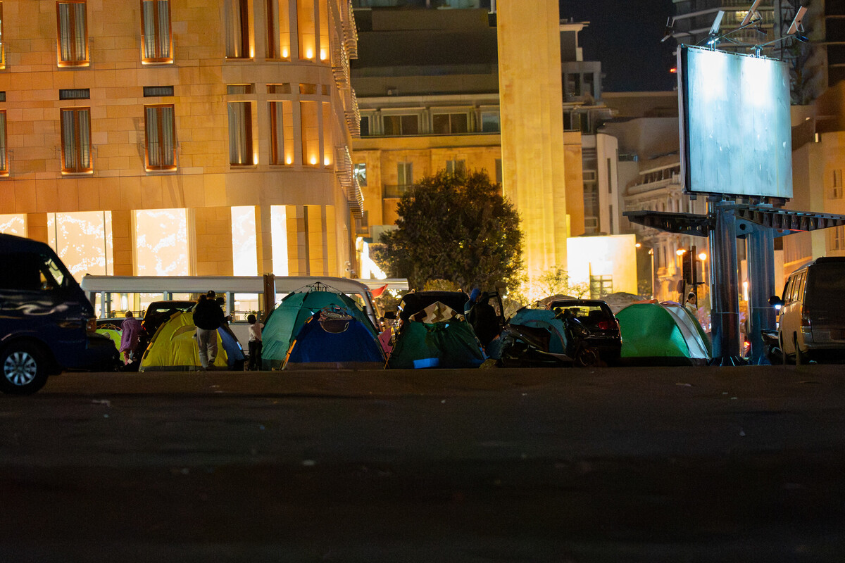 Persone sfollate provenienti da diverse regioni del Libano colpite dagli attacchi israeliani hanno montato delle tende in Piazza dei Martiri, nel centro di Beirut.