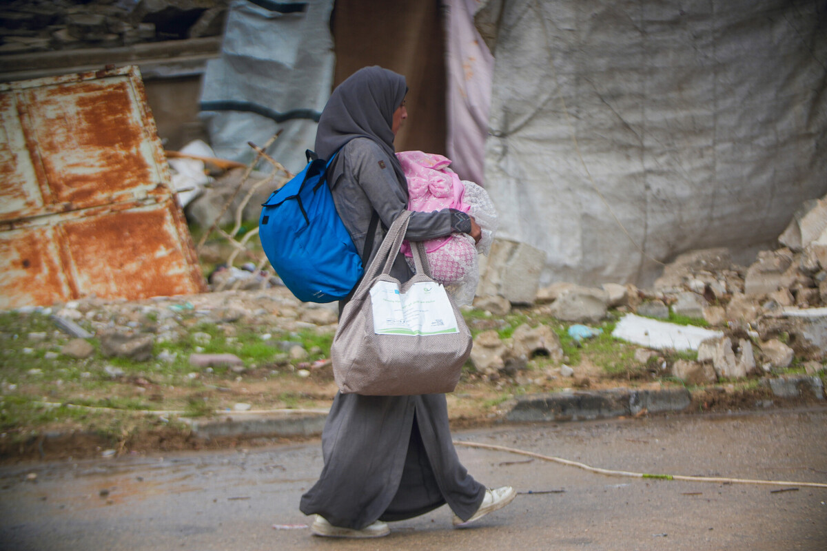 In partenariato con l’Aisha Association for Women and Child Protection, distribuiamo kit igienico sanitari donne e ragazze nei campi per sfollati in tutta Gaza e nel Nord di Gaza. Foto: Mosab Al-Borno / Alef Multimedia/ Oxfam 