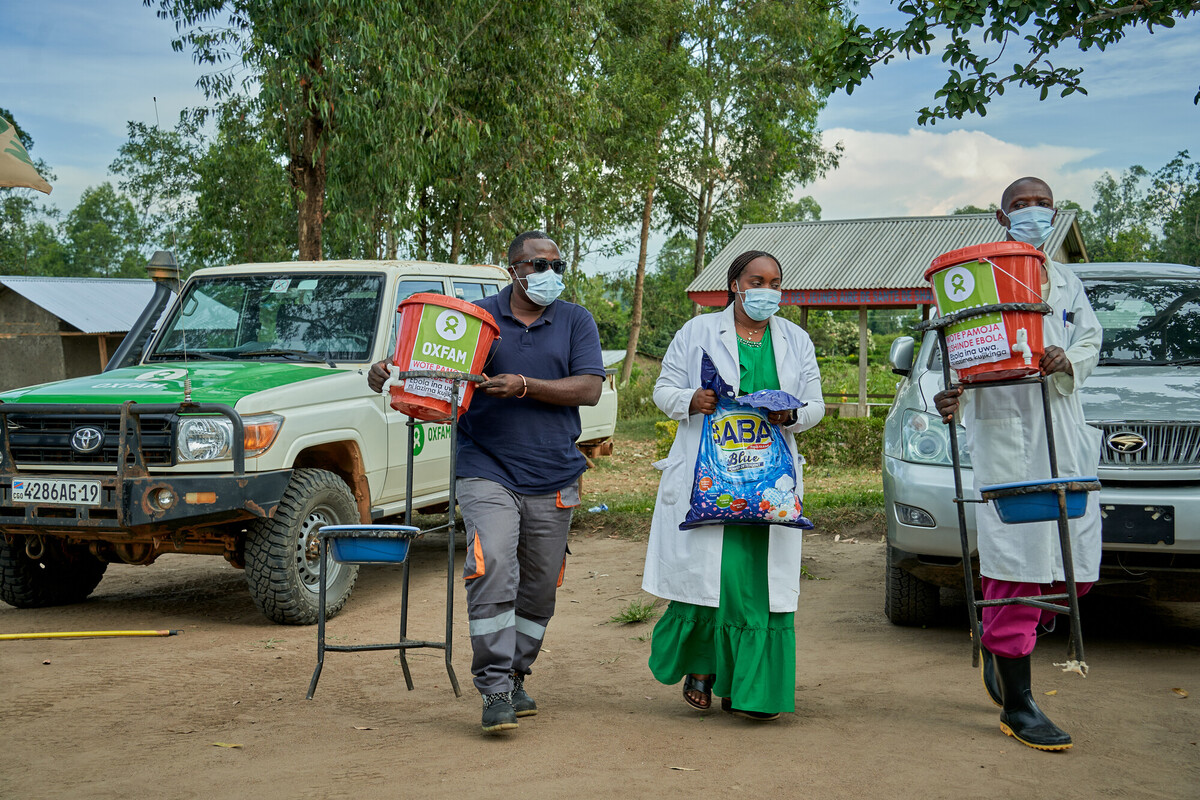 Repubblica Democratica del Congo. Consegna di materiali e kit per l’igiene delle mani allo Shari Health Centre, parte della nostra risposta all’emergenza Ebola a Ituri (epicentro) e nella regione del Nird Kivu. Foto: Azaria Muhongya / Oxfam