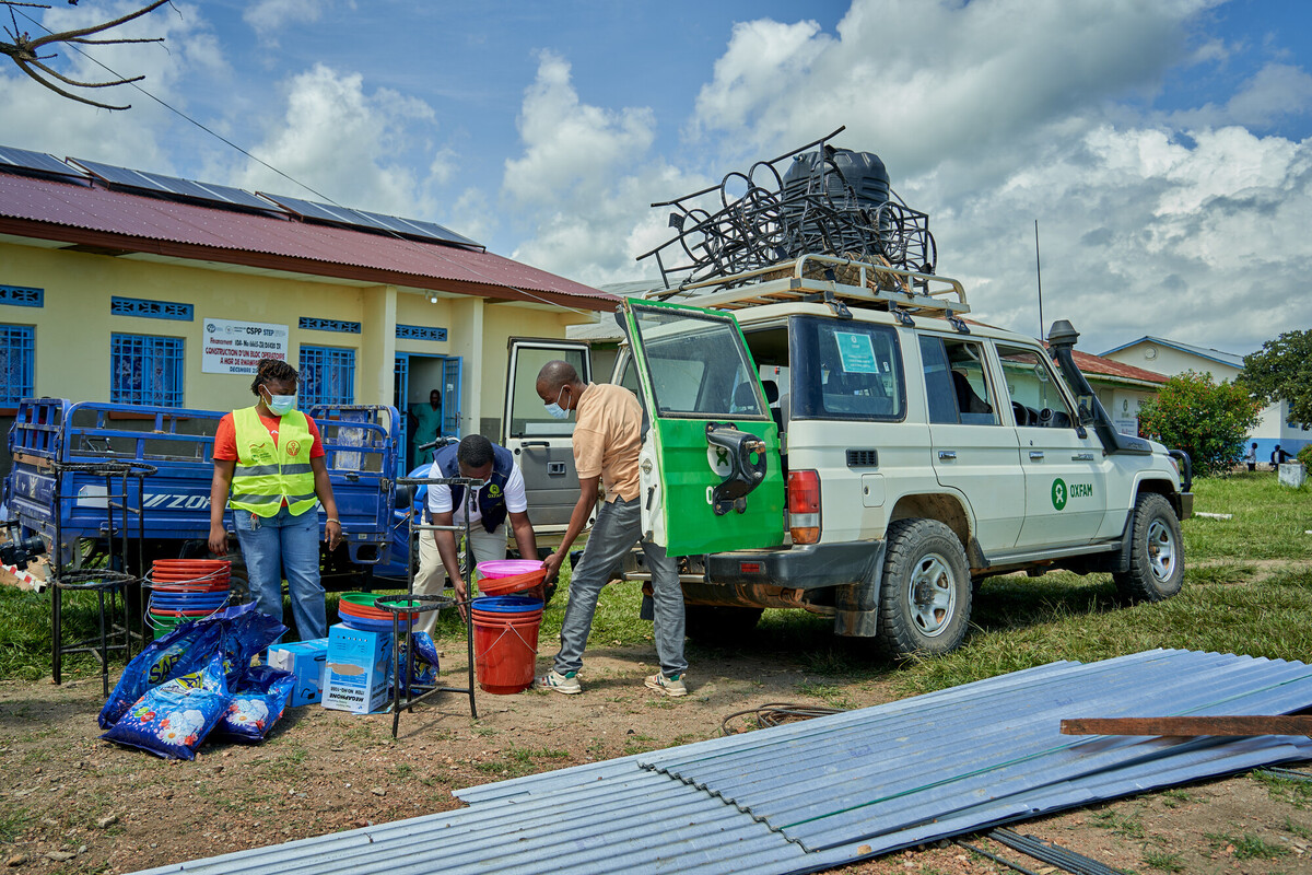 Repubblica Democratica del Congo. Consegniamo materiali per l’igiene delle mani e la prevenzione ai centri sanitari, collaborando con le autorità sanitarie e i partner locali. Foto: Azaria Muhongya / Oxfam