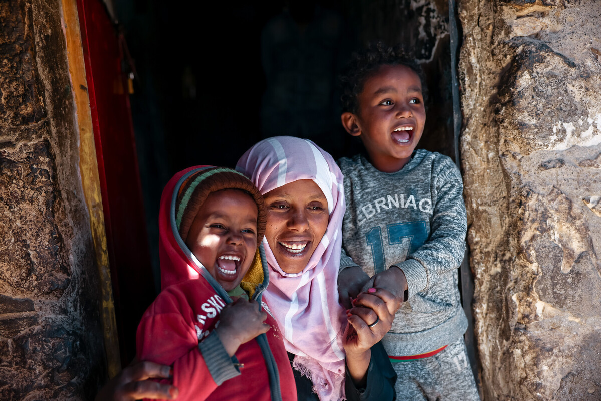 Abeer ride felice insieme ai suoi figli, ora che la loro vita è un po’ più facile. Credit: Ahmed Albasha / Oxfam