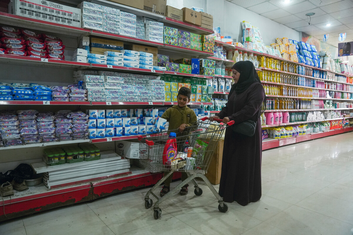 Rawya, beneficiaria di un sussidio in denaro a Gaza, si reca in un supermercato locale per acquistare generi di prima necessità dopo aver ricevuto il sostegno. Credit: Mosab Al-Borno/ Alef Multimedia/ Oxfam