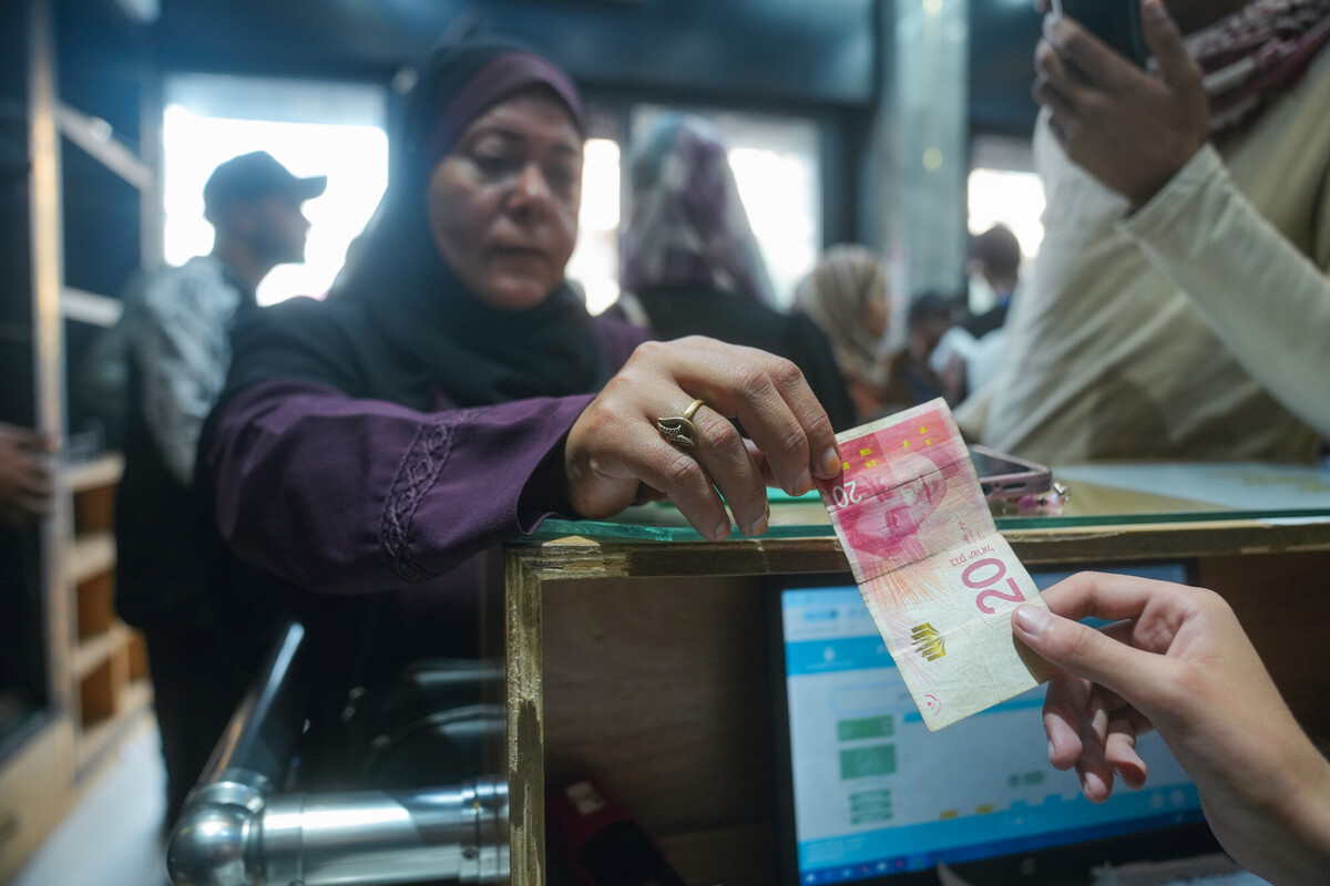 Rawya, beneficiaria di un sussidio in denaro a Gaza, si reca in un supermercato locale per acquistare generi di prima necessità dopo aver ricevuto il sostegno. Credit: Mosab Al-Borno/ Alef Multimedia/ Oxfam 