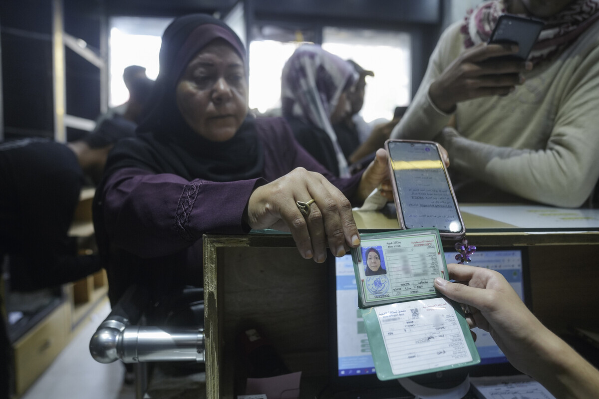 Rawya, beneficiaria del programma di Oxfam di assistenza in denaro a Gaza, mostra un messaggio contenente un codice per riscattare il credito che le permetterà di coprire le spese di base per la sua famiglia. Credit: Mosab Al-Borno/ Alef Multimedia/ Oxfam