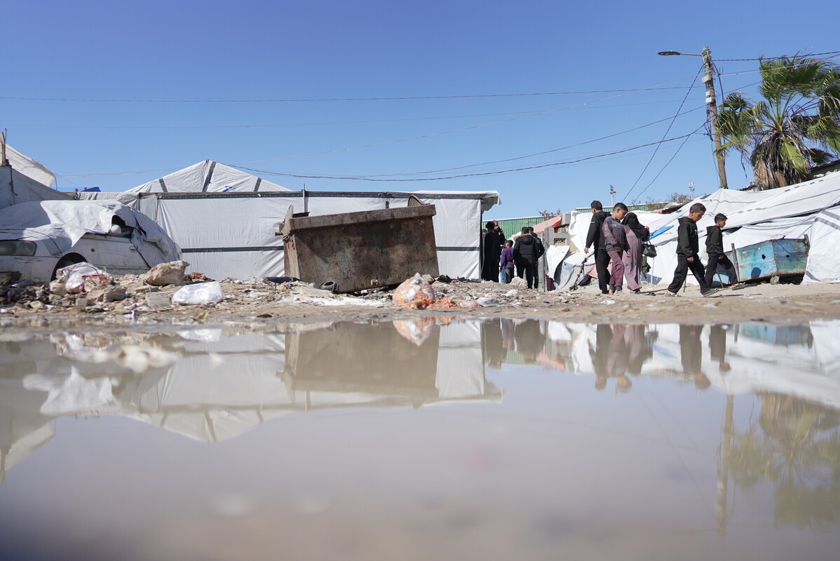 La strada in cui si trova la tenda di Rania nella città di Gaza.