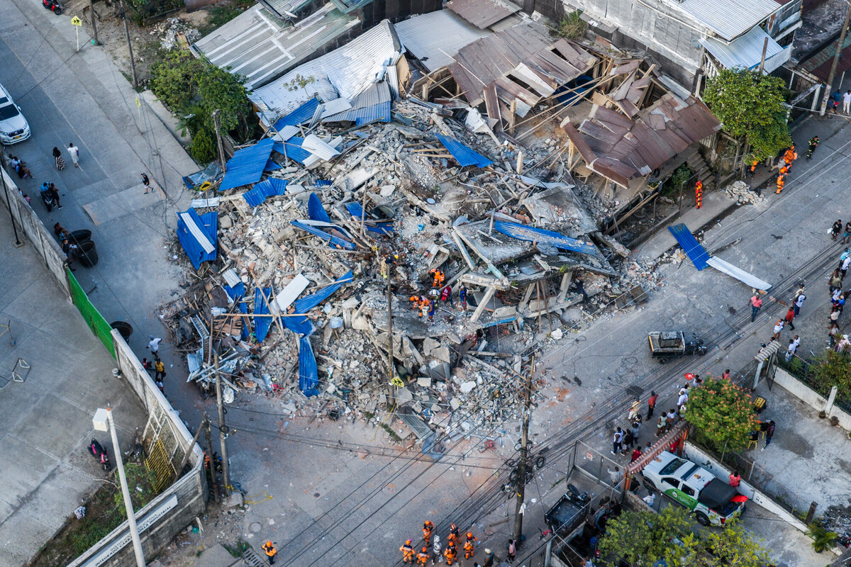 Vista aerea di un'area di Chocó colpita dal terremoto mostra edifici crollati, macerie e squadre di soccorso impegnate in operazioni di ricerca e intervento. Credit: El Murcy/Jeison Riascos/Oxfam