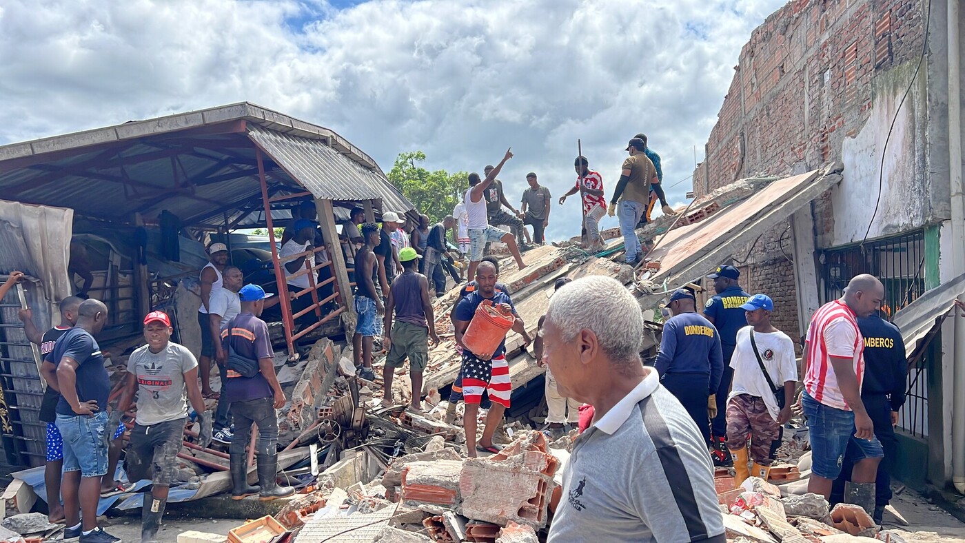 Le comunità e le squadre di soccorso partecipano alle operazioni di rimozione delle macerie a seguito del terremoto. Credit: Andrés Bolaño/Oxfam
