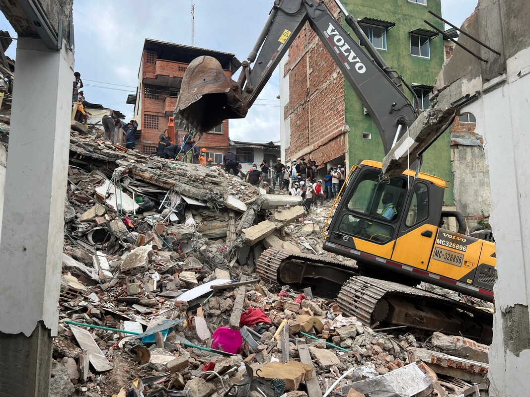 Le squadre di pronto intervento e i mezzi pesanti stanno conducendo operazioni di ricerca e rimozione delle macerie tra le rovine degli edifici danneggiati dal terremoto a Buenaventura. Credit: Andrés Bolaño/Oxfam 