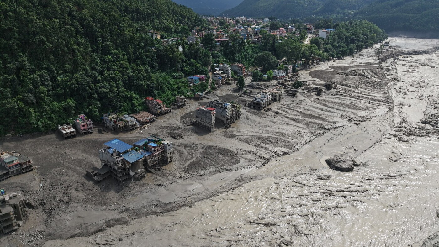 Vista dall'alto del Trishuli Bazar nel distretto di Nuwakot, devastato dall'inondazione improvvisa. Credit: Nepal Photo Library