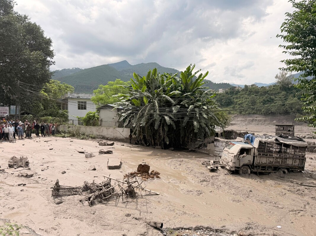 Dhungebazar, situata sulle rive del fiume Trishuli nel distretto di Nuwakot, ha subito ingenti danni a causa dell’alluvione, che ha distrutto numerose abitazioni e veicoli. Inoltre, un tratto dell’autostrada spazzato via dall’acqua ha interrotto i collegamenti stradali con il distretto di Rasuwa. Credit: Nepal Photo Library