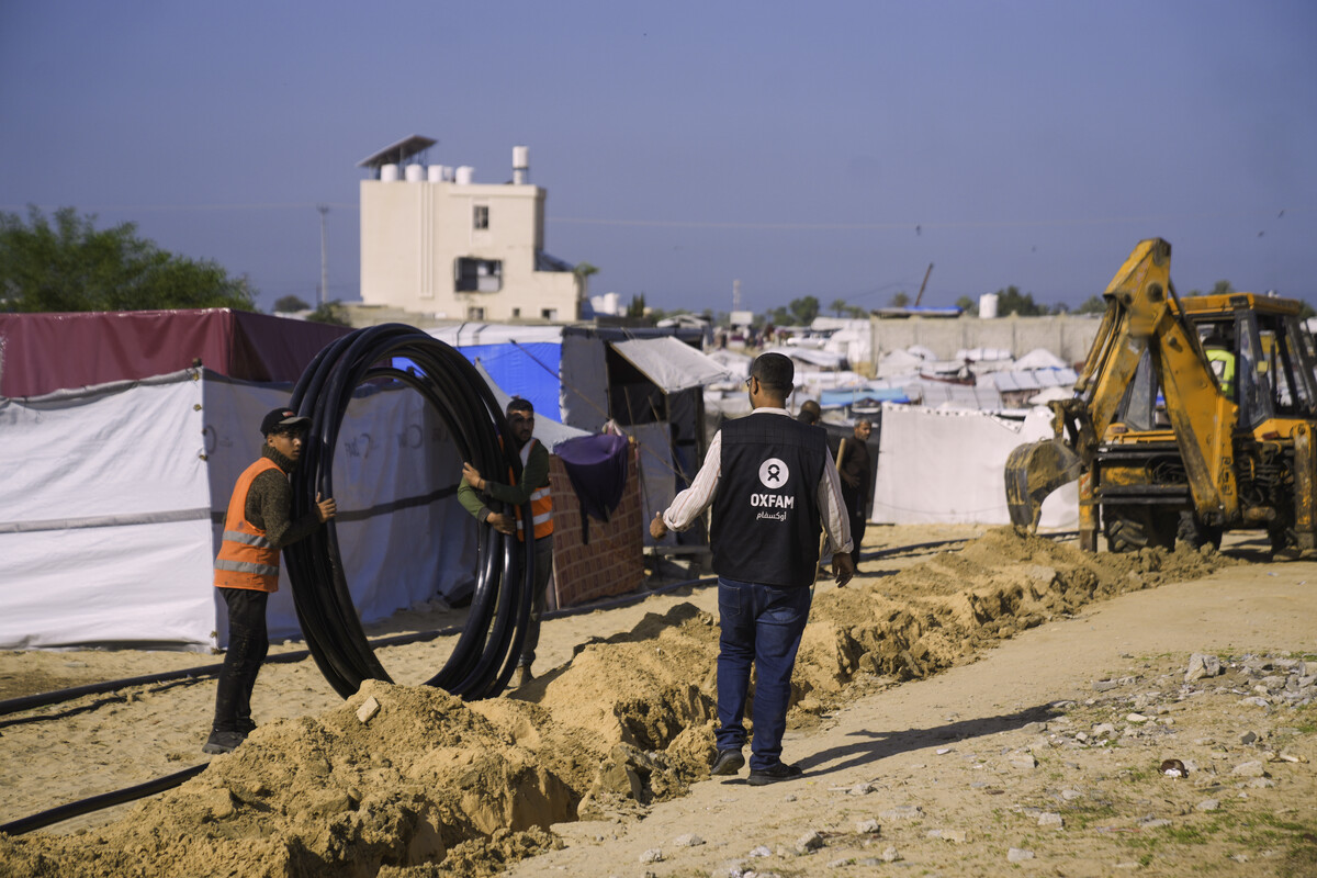Gli ingegneri di Oxfam controllano le condutture idriche in uno dei siti a Gaza in cui intervengono per migliorare l'accesso al'acqua e all'igiene. Credit: Mosab Al-Borno/ Alef Multimedia/ Oxfam 