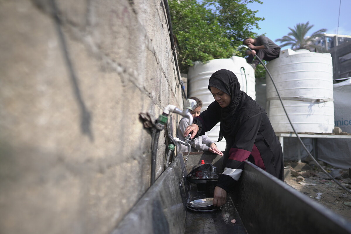 Neveen utilizza un lavandino istallato da Oxfam all'interno dell'insediamento informale in cui vive a Gaza City. Credit: Hassona Aljerjawie/ Alef Multimedia Company/ Oxfam